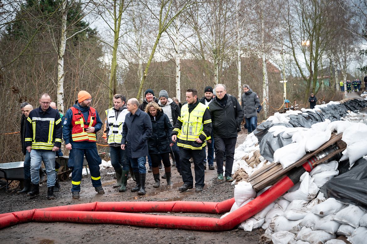 Residents in the district fighting the Helme floods in Mansfeld-Südharz District, stabilizing dikes and pumping out water. Credit: German Federal Government/Steins