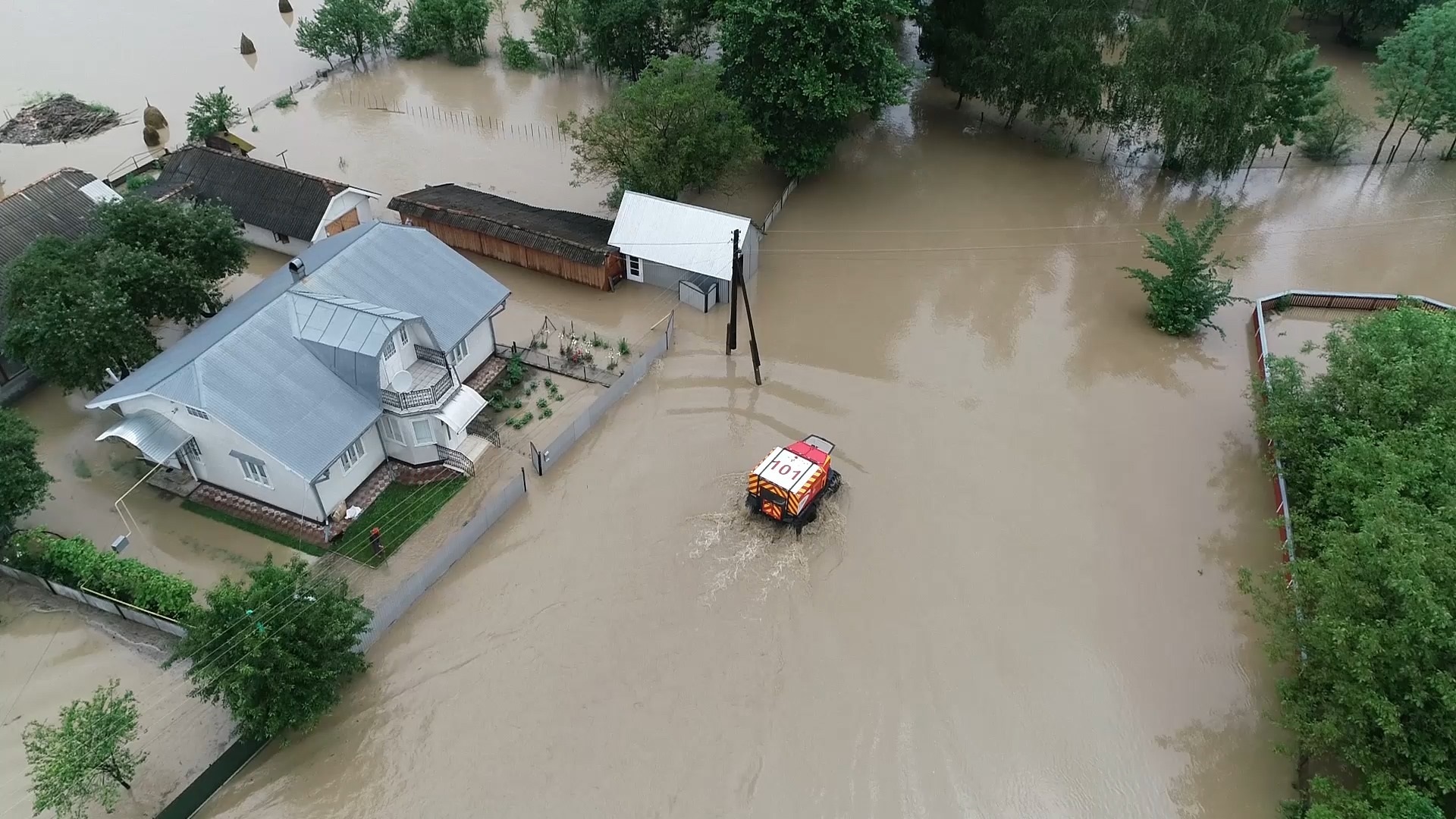 Flood response services on site in western Ukraine. Source: National State Emergency Service of Ukraine 